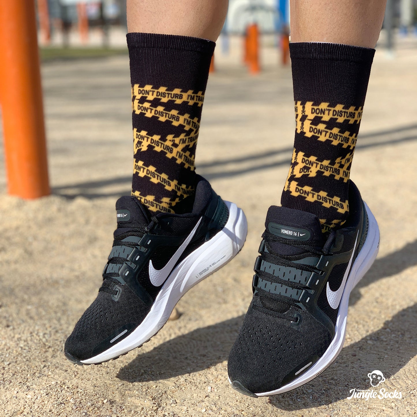 Chico entrenando en el parque con calcetines negros Dont Disturb de JungleSocks