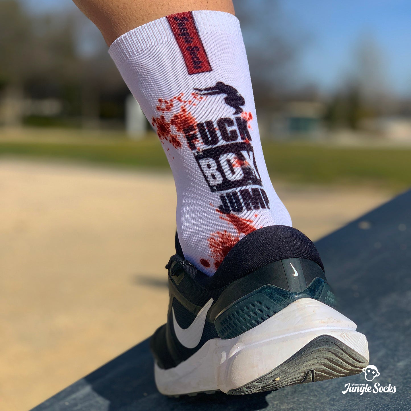 Deportista entrenando con calcetines blancos deportivos con frase fuck box jump