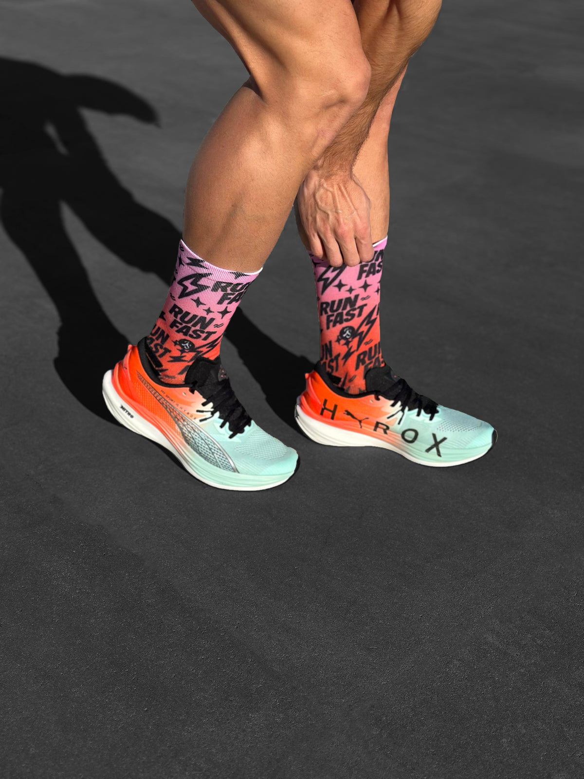 Meias técnicas e sem costura Run Fast, design degradê rosa a laranja, ideais para maratona e asfalto.