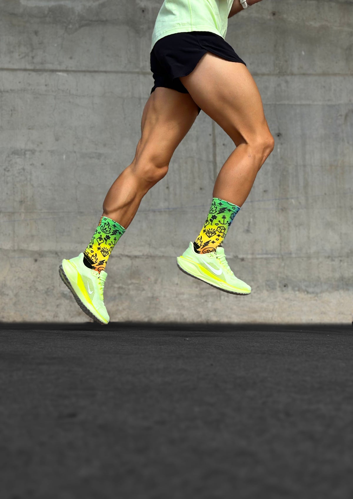 Meias de corrida técnicas e sem costura, design colorido degradado de verde a amarelo.