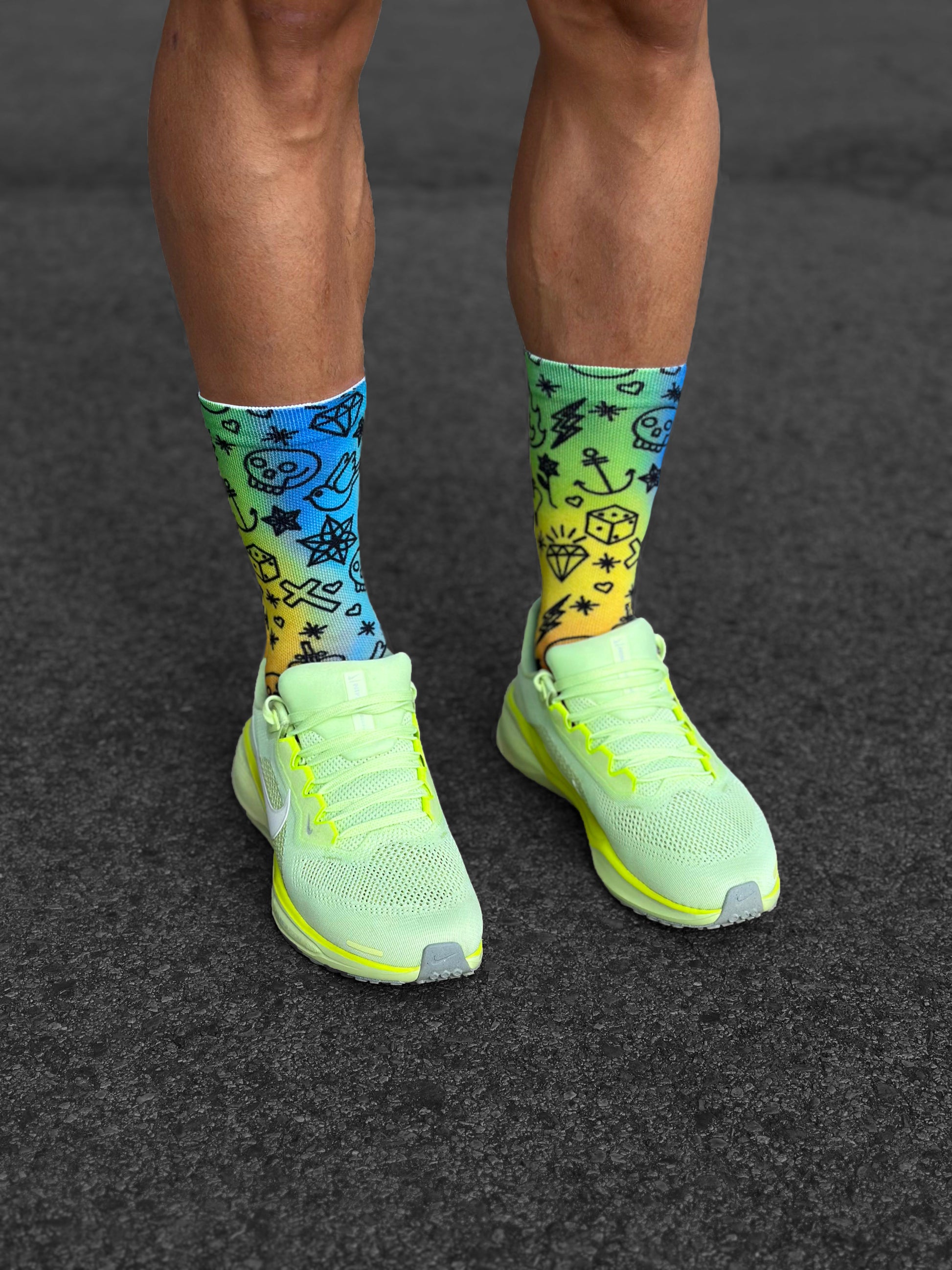 Calcetines técnicos de running, diseño colorido con estampado gráfico, ideales para maratón y asfalto, sin costuras.