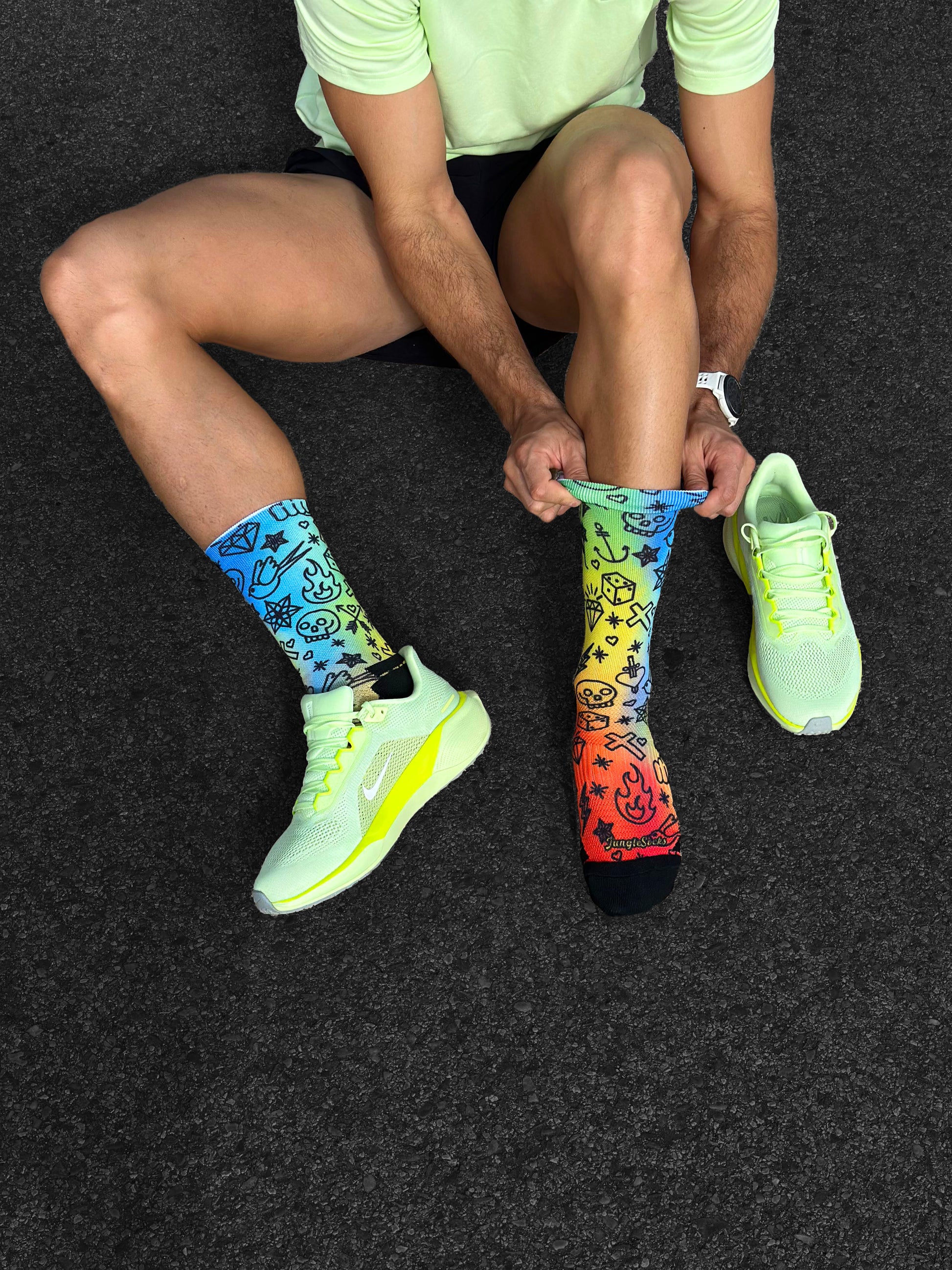 Calcetines técnicos sin costuras para running, diseño colorido con estampados divertidos, ideales para maratón.
