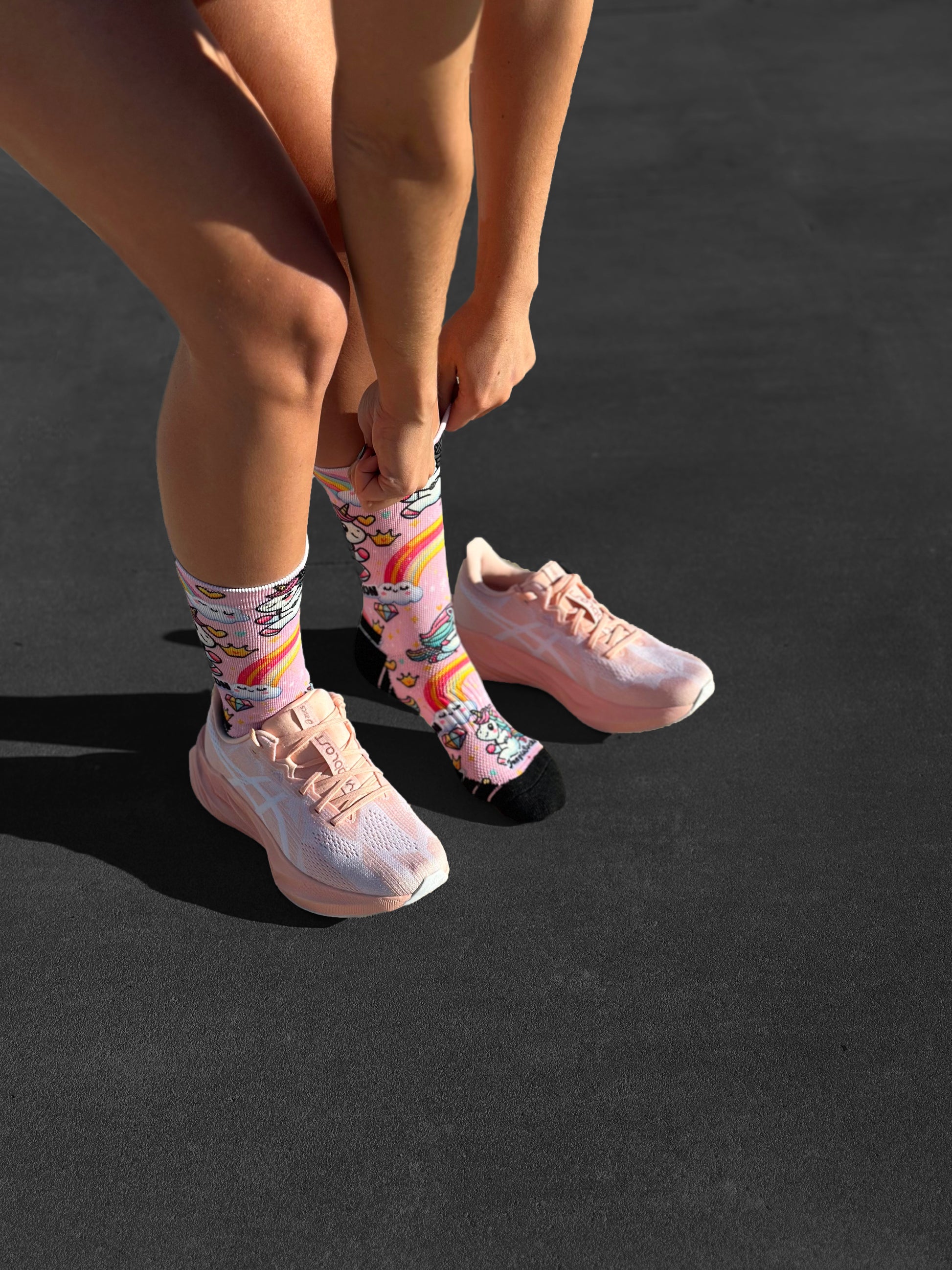 Calcetines técnicos de running 'Magic Run' con estampado colorido de arcoíris, diseño sin costuras.