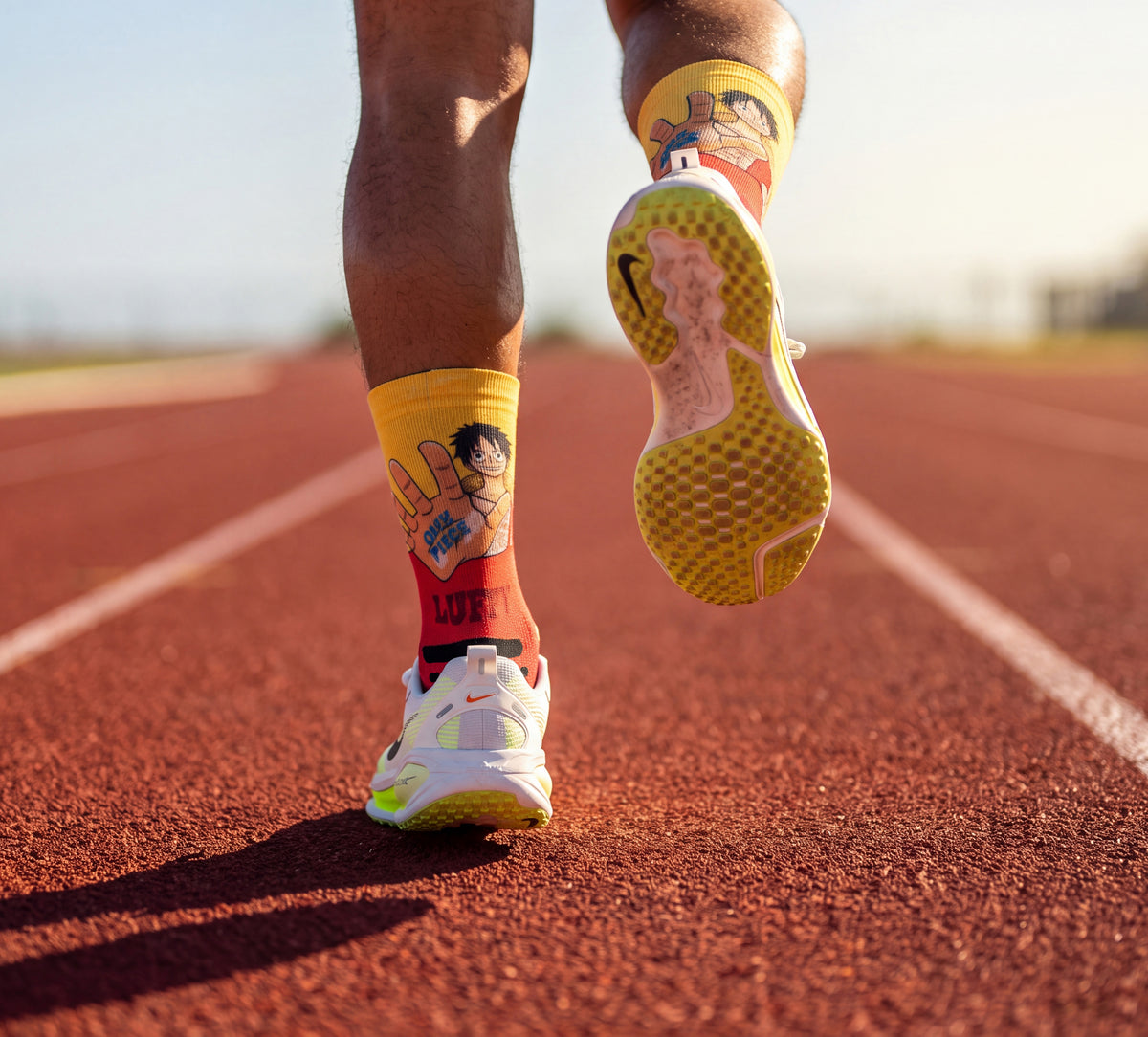 Corredor numa pista de atletismo com as meias de running One Piece Luffy Red