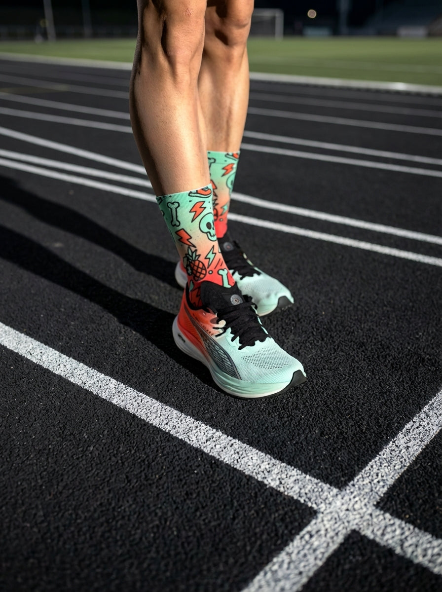 Meias técnicas de corrida, design caleidoscópio neon e caveiras. Ideal para maratonas, sem costuras.