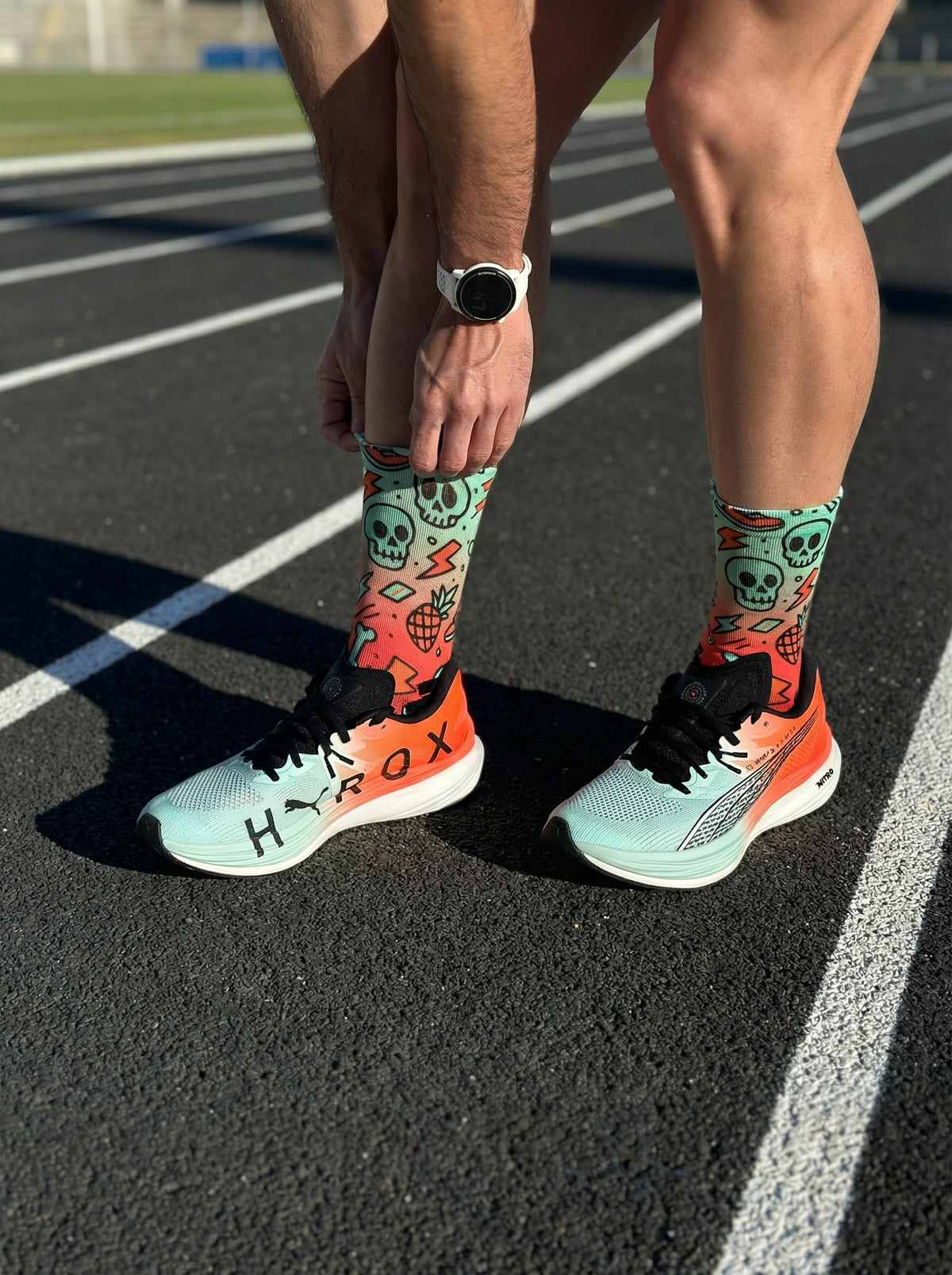 Meias técnicas de corrida sem costura, design de caveiras neon verdes e vermelhas, perfeitas para maratona.